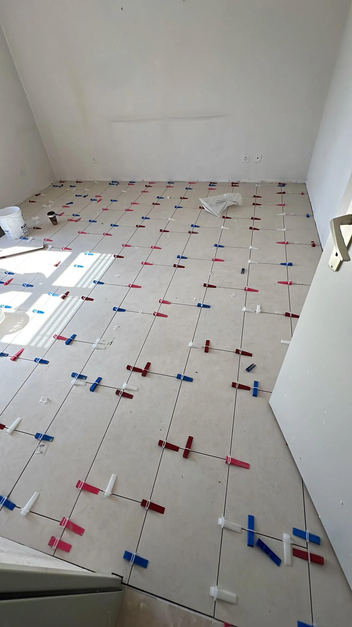 Plattenboden mit farbigen Nivellierclips