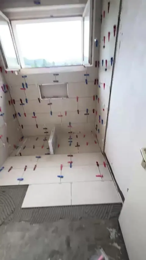 Wandplatten während der Verlegung